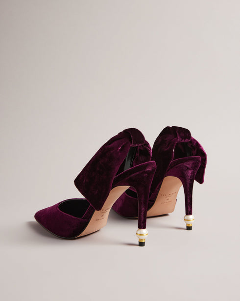 BATALYN-Shoes-Indulge in timeless glamour with our BATALYN heels. The unique design boasts a golden band and faux pearl detail on the heel, exuding luxury and sophistication that will elevate any outfit to statement status. Court heels Large bow on heel Golden band and pearl heel detail Pointed toe Slingback heel Heel height: 10.3cm- Ted Baker Romania